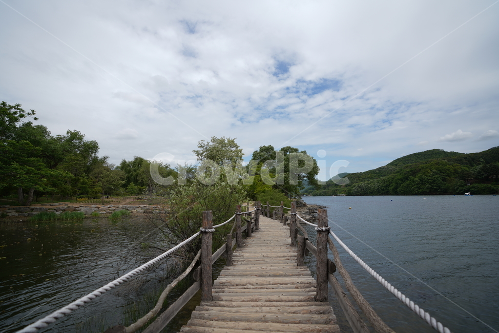 강,나무다리,비대칭,감성,자연,river,nature,구름,cloud,산,mountain,tree,밧줄,자연,풍경,nature,landscape,water,물,building,건물,boardwalk,산책로,bridge,다리,waterfront,워터 프론트,port,포트,pier,교각