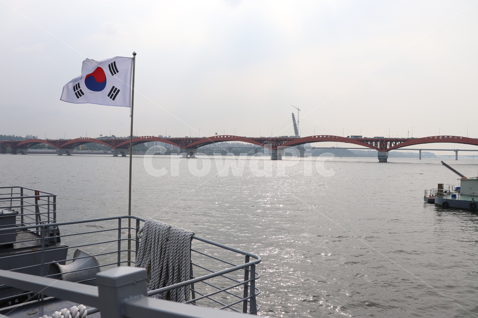 태극기,마포대교,서울함,한강,바람
