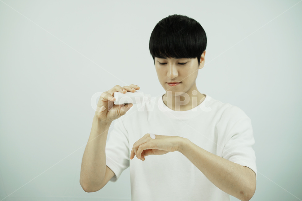 남자,뷰티,스킨케어,피부관리,화장품,로션,beauty,skincare,cosmetic,남성,lotion,그루밍족,사람,인물,인간,human,person,남성,남자,man,male,뷰티,미용,beauty treatment