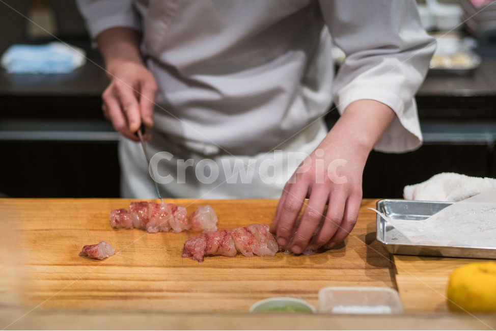 스시,초밥,일식,신선,회,해산물,일본음식,요식업,요리사,주방,날것,sushi,일식당,어류,사람,인물,인간,human,person,신체일부,몸,body,음식,식재료,요리,food,cook,meal,dishes,food reserves,일식,일본음식,일본요리,Japanese food,Japanese dishes,Japanese meal,Japanese cook