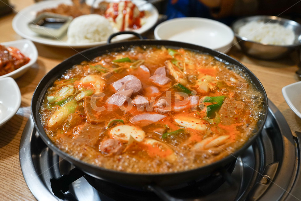 찌개,부대찌개,반찬,국물,국물요리,술안주,해장,안줏거리,먹방,음식,한국식,식사,먹거리,찌개요리,햄,소세지,음식,식재료,요리,food,cook,meal,dishes,food reserves,한식,한국음식,한국요리,korean food,korean dishes,korean meal,korean cook