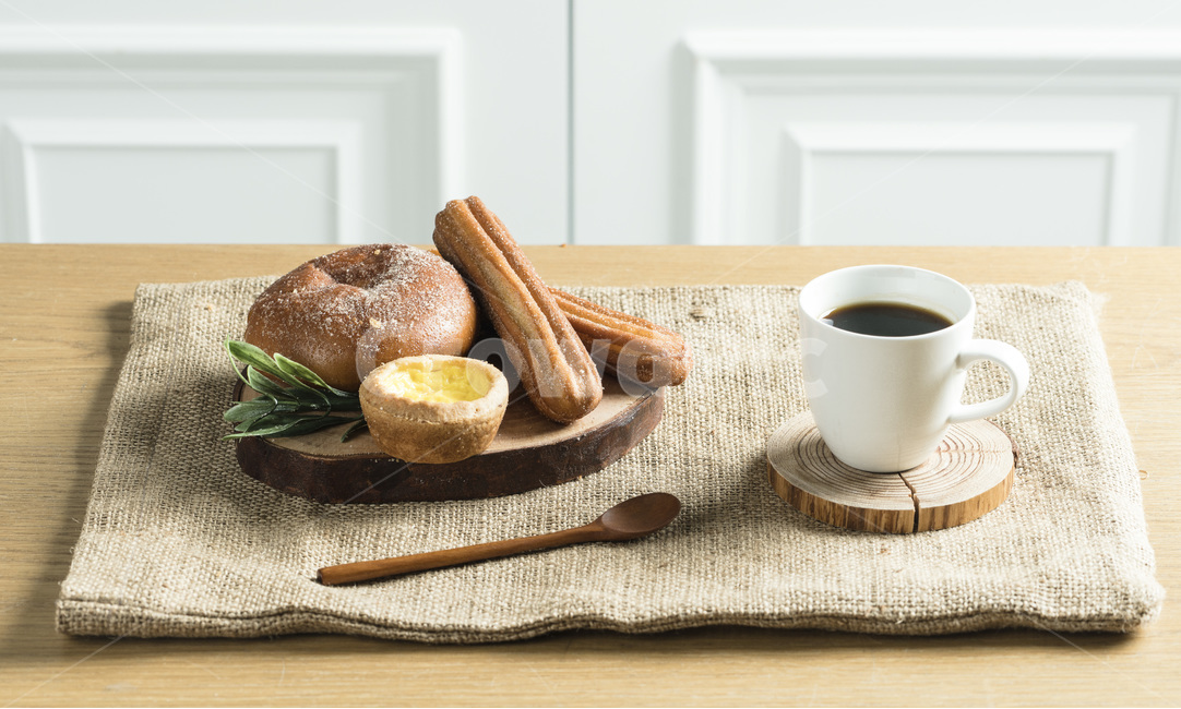 식사,음식,빵,브레드,주방,쿠킹,meal,bread,아침,런치,베이커리,부엌,식탁,food,밀가루음식,테이블웨어,나무,원목,wood,손,남자,hand,커피,coffee,morning,음식,식재료,요리,food,cook,meal,dishes,food reserves,빵,bread,연출,컨셉,콘셉,direction,concept