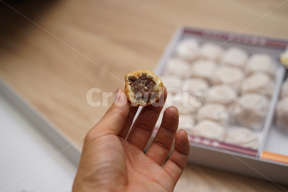 간식,간식거리,주전부리,호두과자,과자,음식,먹방,먹거리,푸드,food,사람,인물,인간,human,person,신체일부,몸,body,음식,식재료,요리,food,cook,meal,dishes,food reserves,디저트,간식,후식,dessert,snack