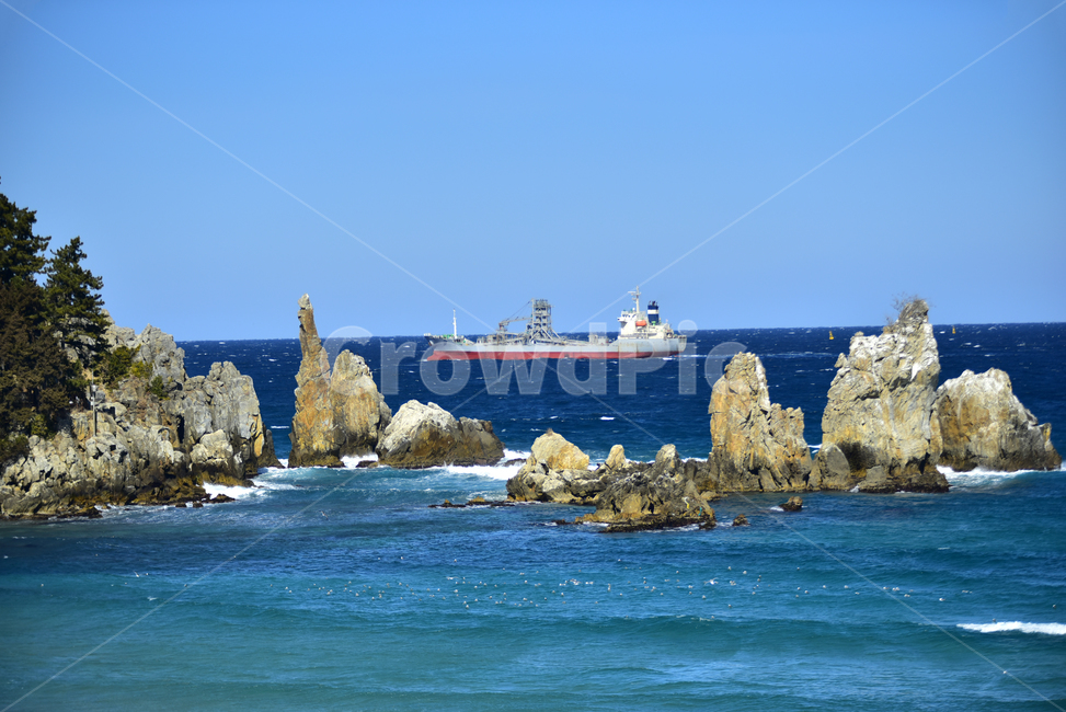 해수욕장,바다,해변,배,조선,큰배,파도,바닷가,동해바다,sea,seashore,바위,암석,푸른바다
