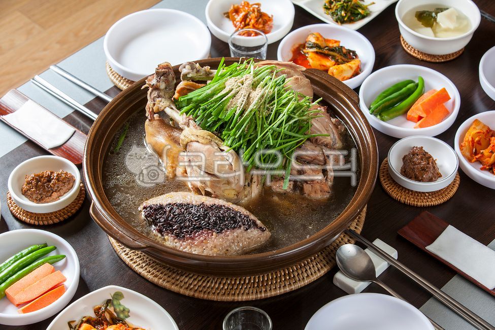 Gospel of Words,tray,Oriental medicine duck stew,Boiled Chicken,Rattan,double gospel meal,Hanjeongsik,wellbeing,bamboo stand,healthy food,Wellbeing food,Traditional food,plate holder,nutritious food,rejuvenation,Nurungji Baeksuk,Roasted lacquer chicken,he