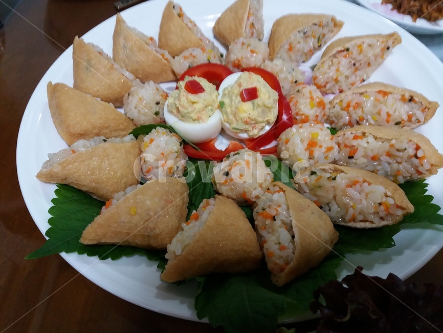유부초밥,움식,당근,쌀밥,접시,깻잎,계란,음식,식재료,요리,food,cook,meal,dishes,food reserves