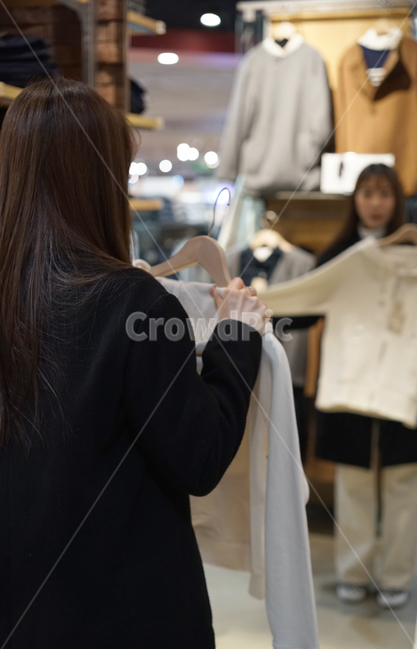 패션,옷가게,쇼핑,백화점,아울렛,매장,옷,의류,겨울,겨울옷,shopping,가게,여성,여자,거울,피팅,겨울,계절,winter,season,사람,인물,인간,human,person,여성,여자,woman,female,lady,쇼핑,shopping