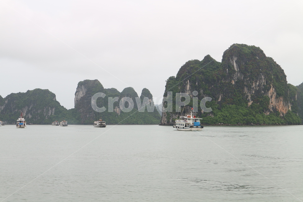 land,나라,nature,자연,outdoors,옥외,sea,바다,ocean,대양,water,물,shoreline,해안선,boat,보트,transportation,vehicle,coast,연안,하롱베이,바위산,바위