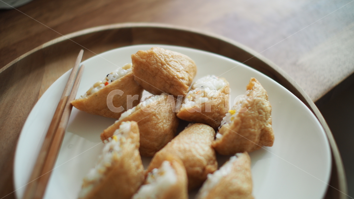 유부초밥,유부,요리,흰접시,나무젓가락,음식,식재료,요리,food,cook,meal,dishes,food reserves,일식,일본음식,일본요리,Japanese food,Japanese dishes,Japanese meal,Japanese cook