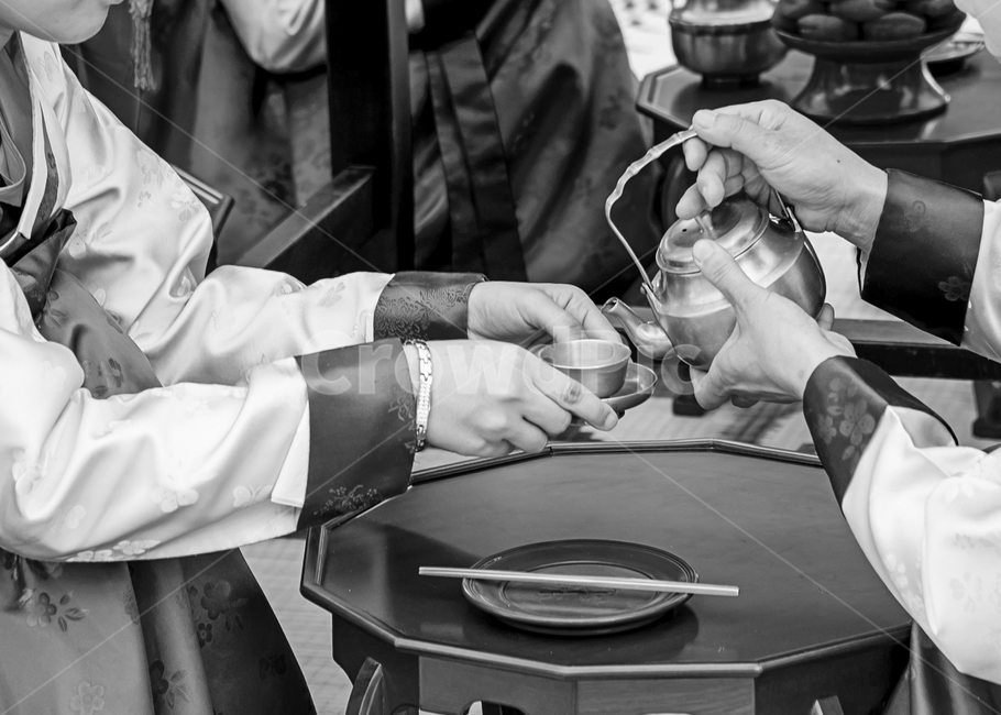 전통혼례,흑백,손,한국웨딩,결혼식,한복,술,한국전통,한국문화,korean traditional,korean culture,한복,한국전통의상,hanbok,korean traditional clothes,사람,인물,인간,human,person,신체일부,몸,body,결혼,혼례,웨딩,wedding,marriage,marry,축제,행사,festival,carnival,event