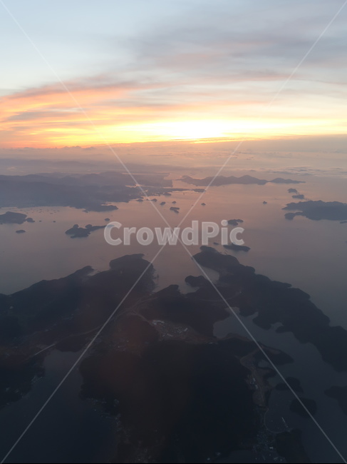 outdoors,옥외,landscape,경치,nature,자연,scenery,풍경,land,땅,aerialview,조감도,horizon,지평선,하늘,구름,cloud,sea,airplane,sunrise,일출,sky