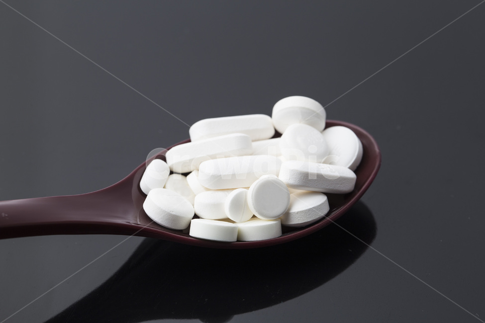 약,알약,약품,감기,질병,병원,약국,병,의료,의약품,처방,처방전,조제,치료,건강,스푼,블랙,진통제,의료,의학,병원,medical,hospital,clinic