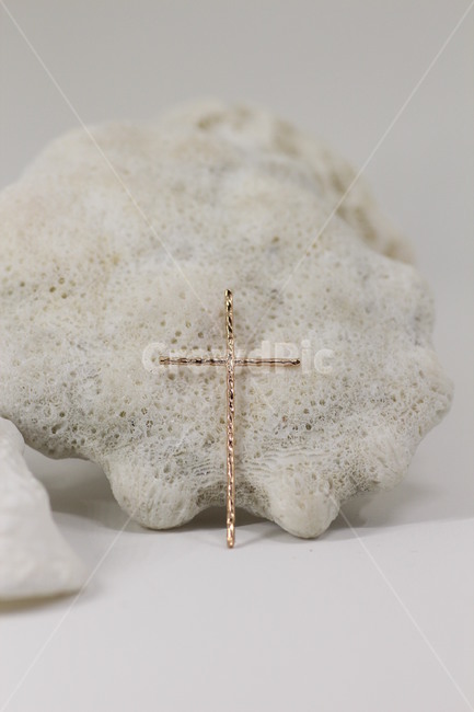 십자가,악세사리,금속,기독교,종교,신앙,접사,선물,핑크골드,심플,religion,jewelry,gift,white