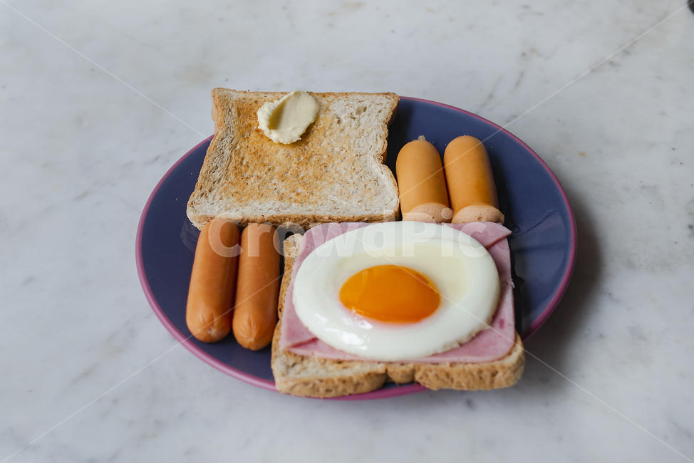계란,아침,아침식사,조식,계란후라이,햄,빵,소시지,파란접시,breakfast,브런치,음식,식재료,요리,food,cook,meal,dishes,food reserves,아침식사,조식,브런치,breakfast,brunch