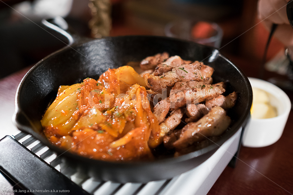 김치,삼겹살,프라이팬,양식,한식,퓨젼,고기,돼지,meal,식사,food,음식,dish,요리,frying,pan,pork,meat,kimchi,western,korean