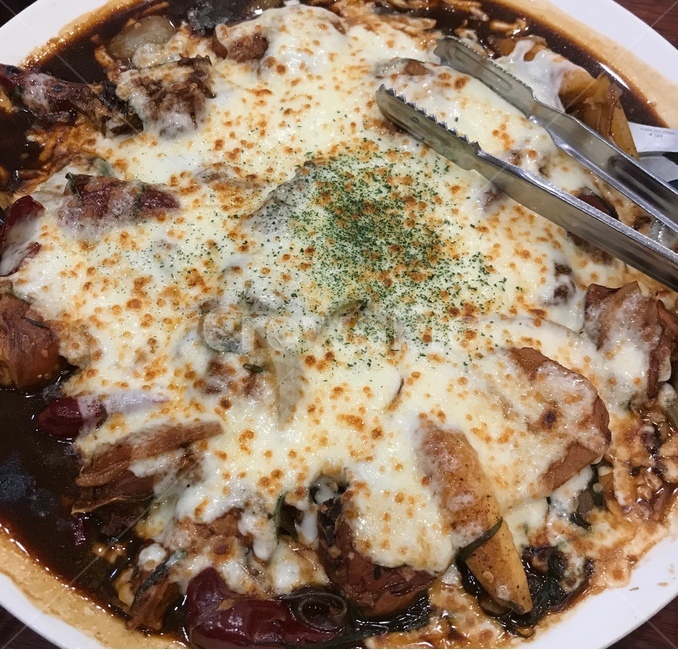 안동찜닭,찜닭,치즈,닭,음식,밥,저녁,점심,닭요리,중국당면,치즈안동찜닭,집게,갈색,요리,food,cook,dinner,lunch