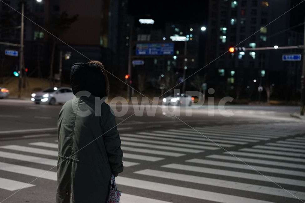 추위,겨울,인물,사람,스냅,거리,일상,기다림,감정,감성,야경,밤,길,도시,풍경,city,landscape,교통,교통수단,traffic,transportation,사람,인물,인간,human,person,고독함,외로움,쓸쓸함,우울함,슬픔,lonely,solitary,asphalt,아스팔트,road,도로,automobile,자동차,vehicle,차량,car,차