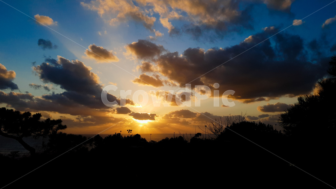 outdoors,옥외,azuresky,푸른하늘,sky,하늘,blue,cloud,구름,맑은하늘,white,흰색,태양,밝음,맑음,nature,일몰,황혼,dusk,새벽,붉은하늘,redsky,자연,풍경,자연,풍경,nature,landscape