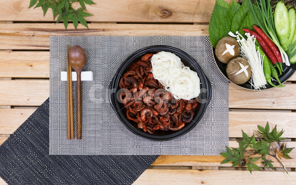 주꾸미,요리,다이어트,매운음식,식기류,건강식,조리법,그릇,테이블,식사,맛있다,먹다,별미,낙지,문어,맵다,짜다,준비,숟가락,식탁,붉다,해산물,바다요리,재료,배고프다,무침,볶음,식당,밥,볶다,젓가락,매콤하다,양념,국수,술안주,음식,식재료,요리,food,cook,meal,dishes,food reserves,한식,한국음식,한국요리,korean food,korean dishes,korean meal,korean cook