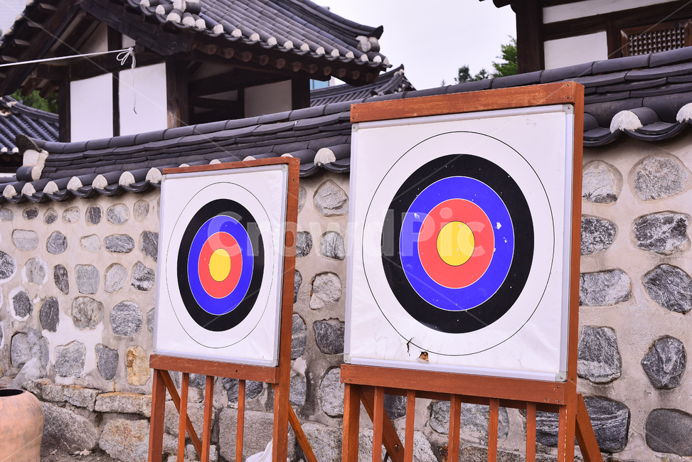 한국전통,활쏘기,과녁,원형,민속촌,조준,타켓,활,전통놀이,기와집,전통마을,한옥마을,하우스,traditionalhouse,traditionalplay,돌담,기와지붕,한국전통,한국문화,korean traditional,korean culture,게임,오락,놀이,game,play