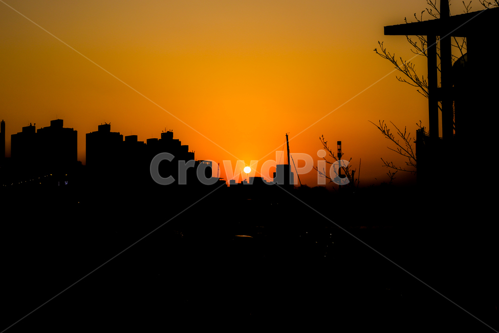 노을,해질녘,일몰,하늘,구름,도시,태양,햇빛,아파트,건축물,건물,도심,sunset,sky,cloud,apartment,urban,sun,sunlight,building,structure,빌딩,architecture,실루엣,도시,풍경,city,landscape,실루엣,그림자,silhouette,shadow