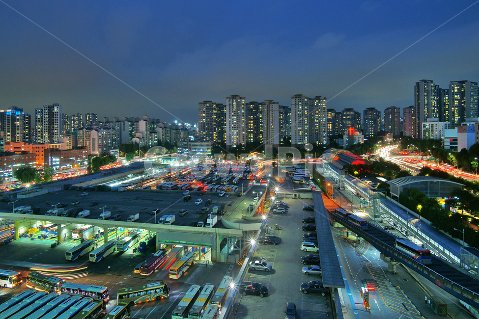 강남고속버스터미널,서울고속버스터미널,신반포,고속버스,여행,사통팔달,야경,밤,풍경,nightscape,night,landscape,도시,city,한국도시풍경,한국도시경관,korea cityscape,교통,교통수단,traffic,transportation,road,도로,intersection,교차로