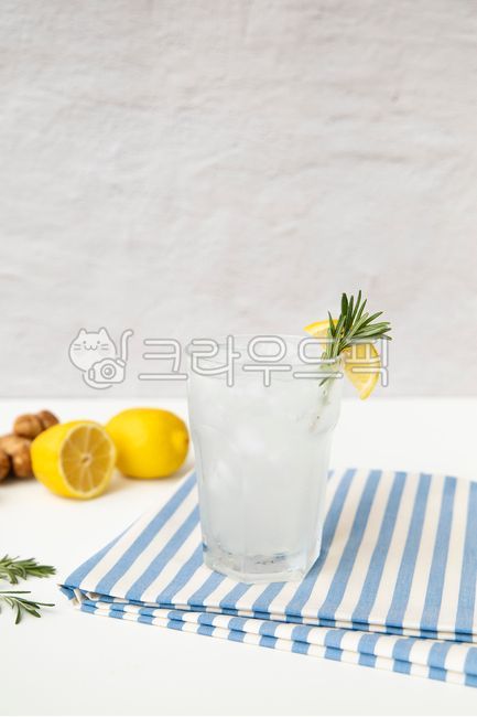 진저에일,음료,음료수,시원한,차가운,맛있는,상큼한,신선한,홈카페,여름,계절,레몬,과일,생강,로즈마리,음식,식품,청량한,달달한,달콤한,컵,유리잔,유리컵,식기,gingerale,ginger,drink,drinks,cold,lemon,cool,fresh,summer,season,fruit,fruits,rosemary,food,sweet,cup,glass,tasty,delicious,healthy,natural,beverage,yellow,refreshment