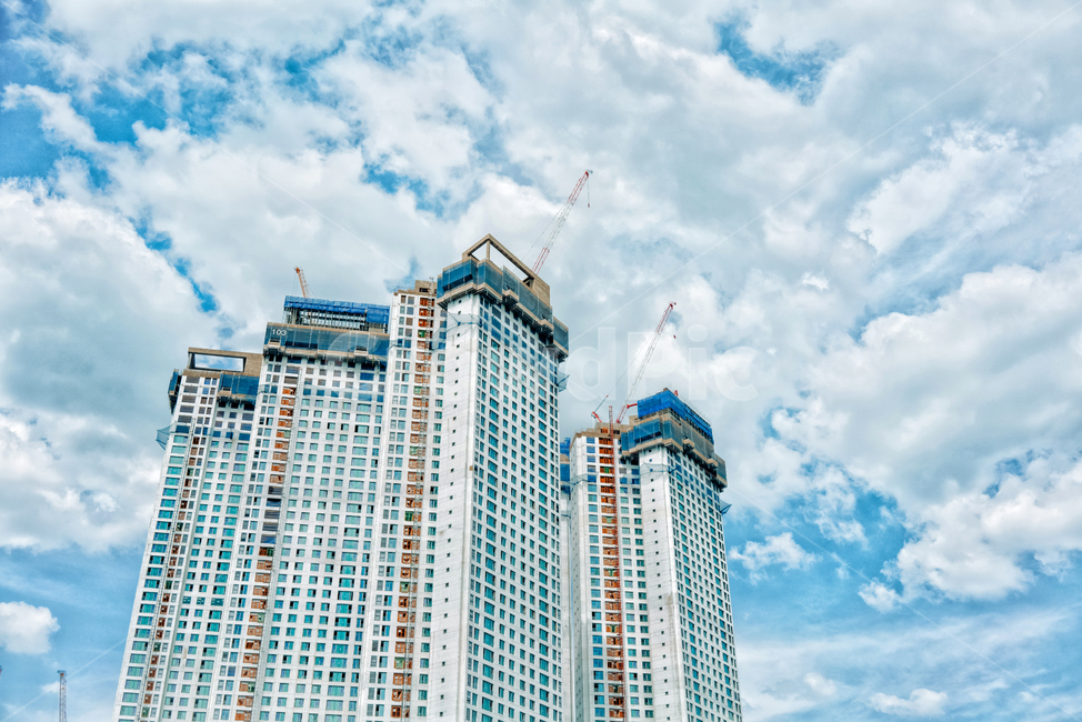 빌딩,건물,신도시,도시풍경,오피스,비즈니스,건설,하늘,푸르다,아웃테리어,현장,구름,아파트,올려보다,날씨,고층빌딩,배경,웅장하다,높다,추상적,아름답다,밝다,city,산업,industry,industrial,건설업,건축업,construction industry