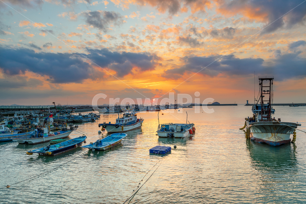 일몰,sunset,낙조,저녁,항구,port,배,ship,정박,바다,sea,해변,방파제,고기배,water,물,선박,어업,fishery,fishing industry