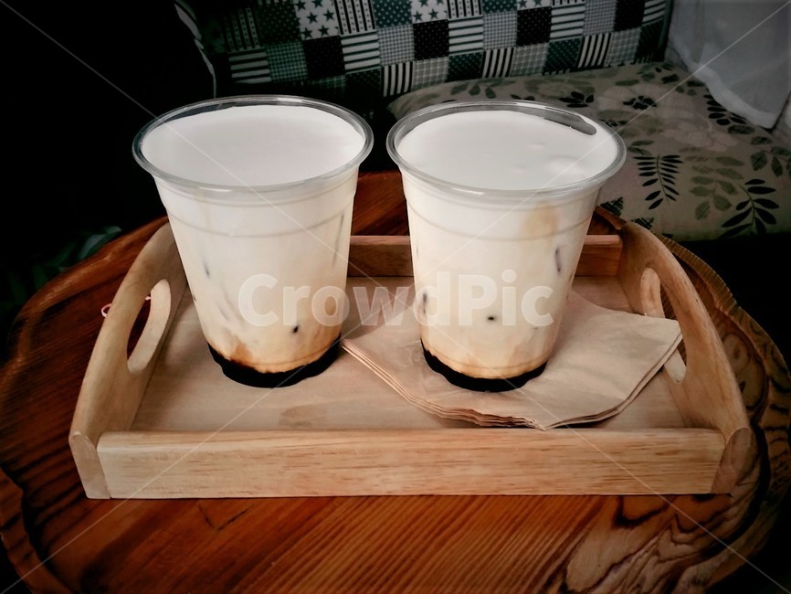 감성,커피,아인슈페너,휴식,coffee,크림커피,크림,cream,여유로움,음식,식재료,데이트,food,cook,meal,디저트,후식,cafe,생크림,편안함,맛있는,달콤한,쌉사름한,감성사진,에스프레소,sensible,feeling,내부,나무쟁반,음료,카페인,분위기,사랑,도시,빈티지,vintage,커피,카페,coffee,cafe