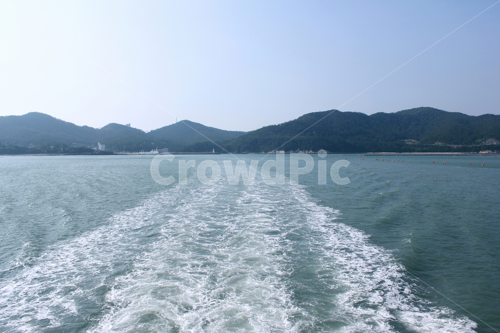 바다,섬,물보라,blue,island,mountain,nature,ocean,sea,sky,speed,splash,waterway,wave,산,하늘,궤적,물거품,물튀김,거품,파랑,블루,파란색,먼산,배궤적,파도,포말,흰색,낮,자연,풍경,nature,landscape,adventure,모험,leisure activities,레저 활동