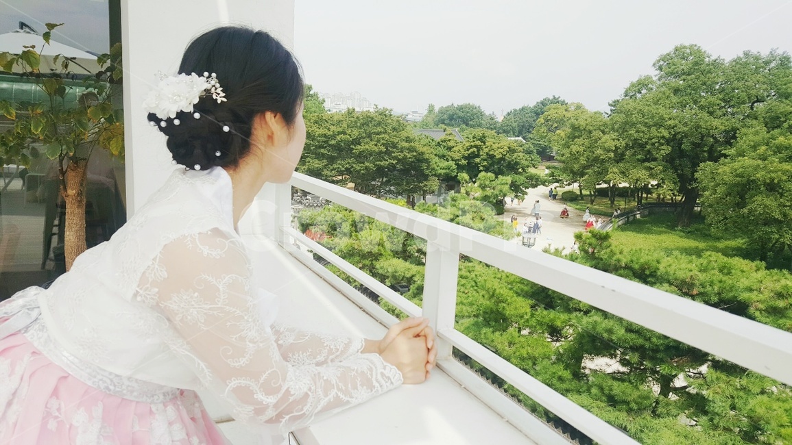 한복,한옥마을,전주한옥마을,여성,여자옆모습,의류,사람,운치있는,한복,한국전통의상,hanbok,korean traditional clothes,여성,여자,woman,female,lady