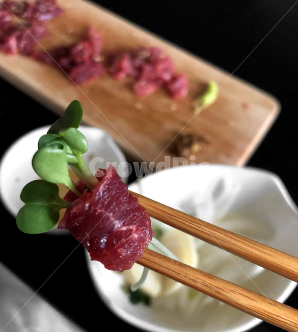 음식,food,raw,beef,redishsprouts,무순,육회,육사시미,날것,요리,젓가락