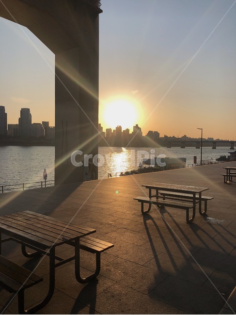 서울,한강,뚝섬,해,하늘,풍경,도시,풍경,city,landscape,한국도시풍경,한국도시경관,korea cityscape,furniture,가구,bench,벤치,wood,나무