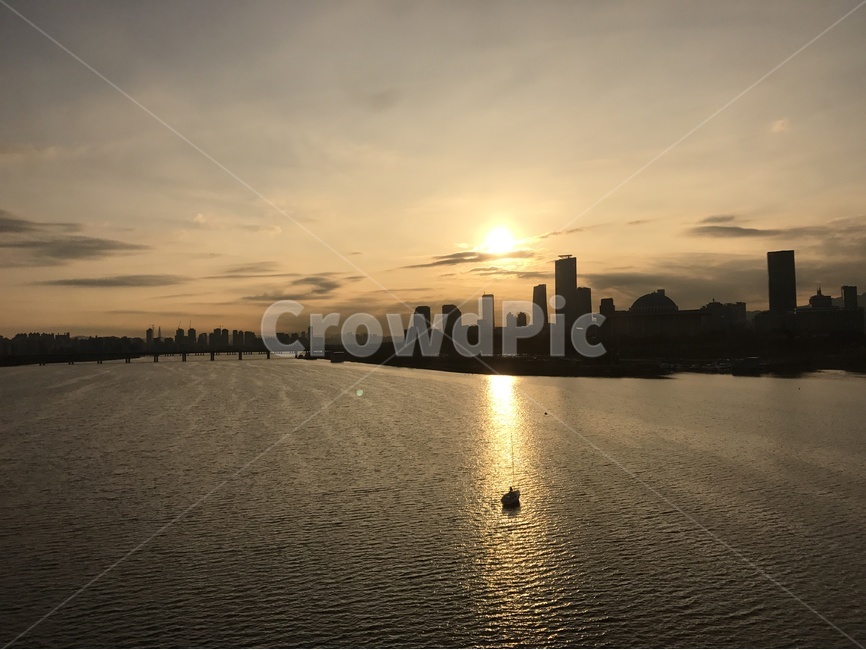 한강,일출,강,빌딩,실루엣,여의도,서울,배,해,도시,풍경,city,landscape,한국도시풍경,한국도시경관,korea cityscape,실루엣,그림자,silhouette,shadow,nature,자연,outdoors,옥외,sunlight,햇빛,flare,플레어,light,빛