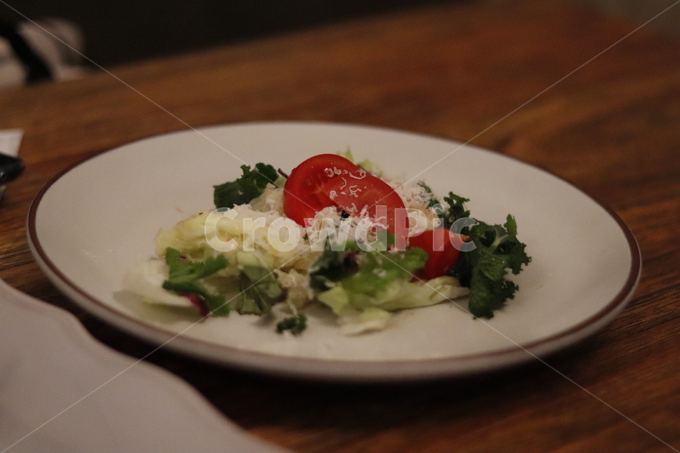 샐러드,salad,감성,음식,분위기,토마토,접시,갈색,색감,색채,레스토랑,color,feeling,coloroffeeling