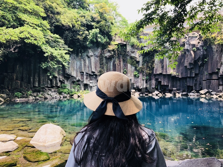 제주도,여행,물,색감,자연,푸른,감성,여자,사람,뒷모습,긴머리,여유,사람,인물,인간,human,person,여성,여자,woman,female,lady