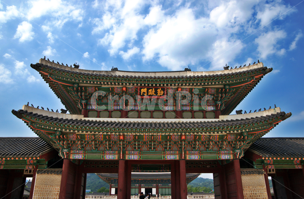 근정문,근정전,경복궁,고건축,남문,정궁,한국전통,한국문화,korean traditional,korean culture,랜드마크,landmark,tourist attraction,한국랜드마크,한국관광지,한국명소,korea landmark,korea tourist attraction,사람들,대중,군중,other people,crowd,건축물,건물외관,exterior,building,structure,architecture,construction