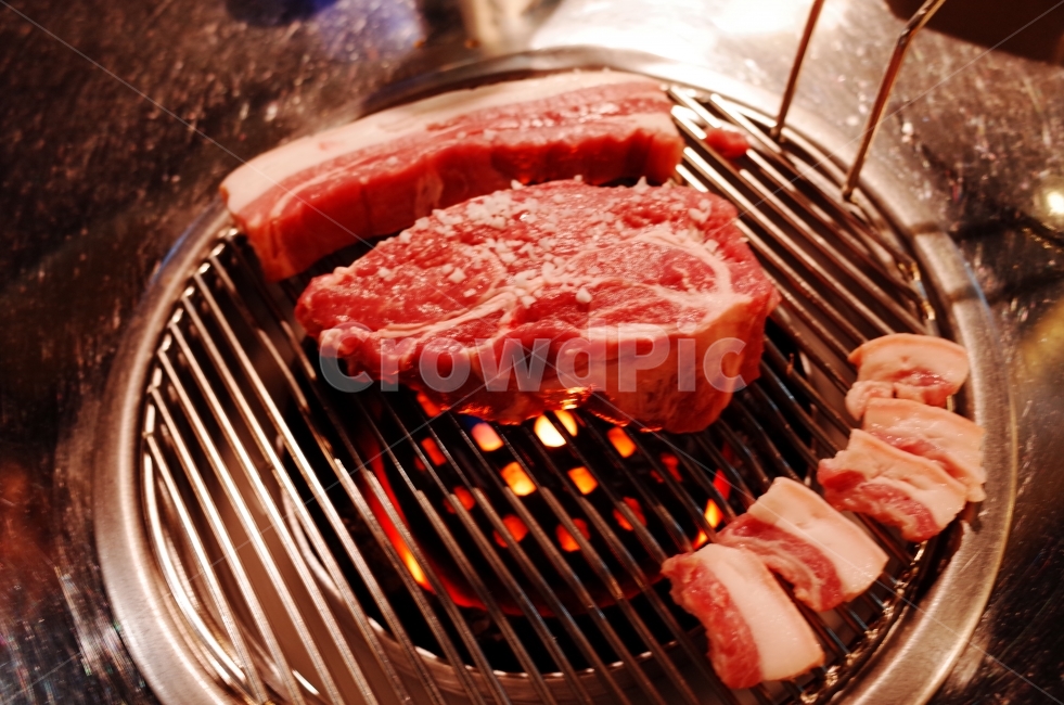 Briquette grilling,pork belly,restaurant,Korean food,meat,Grilled Pork Belly,Dining together
