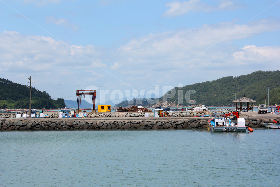 남해바다,남해,소넙도,섬,한국,대한민국,아시아,바다,물,배,항구,어선,콘크리트,도로,길,고기잡이배,어촌,풍경,시골,산,녹색,그린,파랑,블루,파란색,하늘,낮,크레인,어촌마을,먼산,자연,마을,섬마을,구름,시골,마을,풍경,landscape,country,rural,town