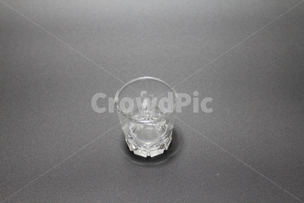 소주,소줏잔,알콜,술,투명,액체,사물,물건,오브젝트,thing,object,matter