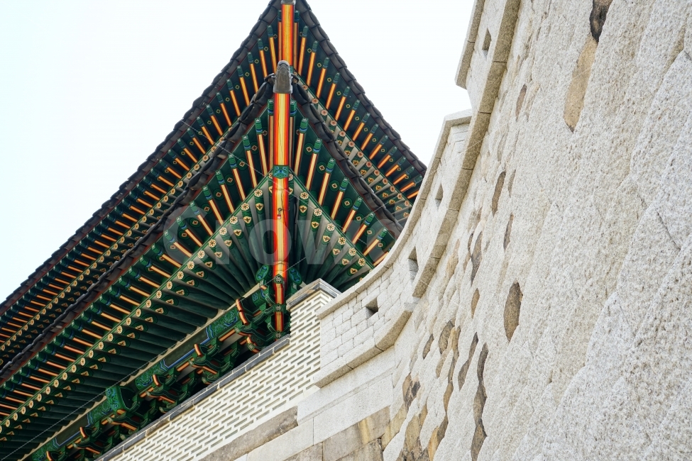 숭례문,남대문,성문,성곽,성벽,한옥,기와,지붕,건축,건물,조선,한국,서울,문화재,역사,도시,korea,seoul,풍경,landscape,전통,조선시대,대한민국,histioy,방어,전쟁,전투,용마루,추녀마루,내림마루,잡상,와제,10신상,캐슬,castle,고성,단청,한양도성,한국적인,건축물,건물외관,exterior,building,structure,architecture,construction,랜드마크,landmark,tourist attraction,한국전통,한국문화,korean traditional,korean culture