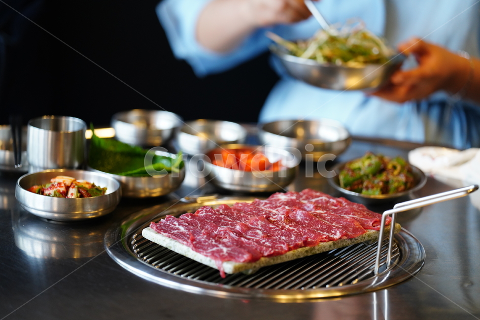 음식,육사시미,먹거리,안주,소고기,한우,육류,육식,컬러,레드,한식,식사,술자리,색감,푸드,음식,식재료,요리,food,cook,meal,dishes,food reserves,육류,고기,meat