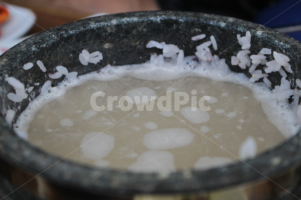 bowl,사발,뚝배기,검정색,쌀,밥,숭늉,주방,키친,부엌,요리도구,사물,물건,오브젝트,thing,object,음식,식재료,요리,food,cook,meal,dishes,food reserves