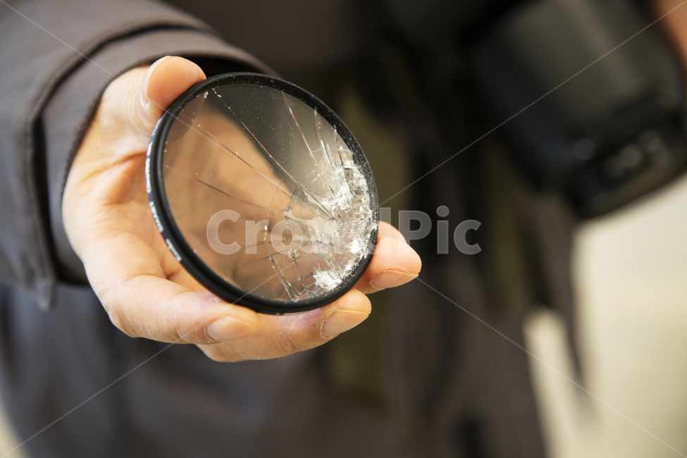 카메라,손,필터,유리,깨짐,파괴,잡다,편광,보호,파편,손가락,가루,균열,동그란,링,검은,투명한,오브젝트,배경