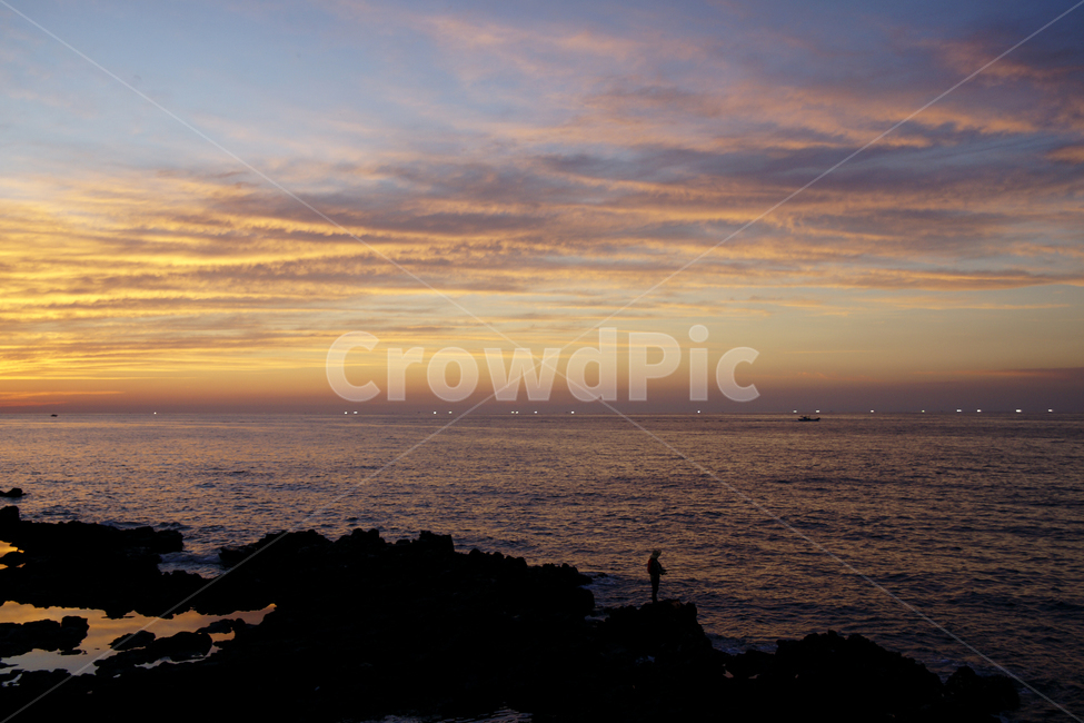 person,nature,자연,사람,human,인간,outdoors,제주,제주도,낚시,구름,하늘,바다,붉은하늘,파도,노을,어영공원,용두암,바위,일몰,어둠,자연,풍경,nature,landscape,옥외