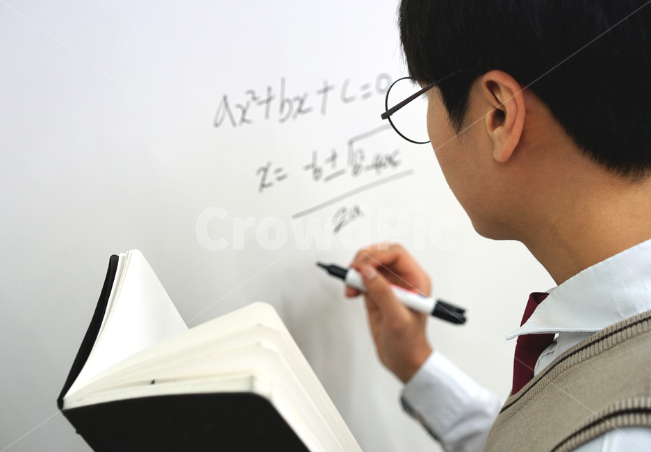 수능,교육,칠판,공부,시험,강의,수업,고등학생,남학생,교복,고3,남고,기말고사,중간고사,모의고사,문제풀이,수학시간,스터디,사람,인물,인간,human,person,남성,남자,man,male,교육,학교,공부,education,learning,study,school
