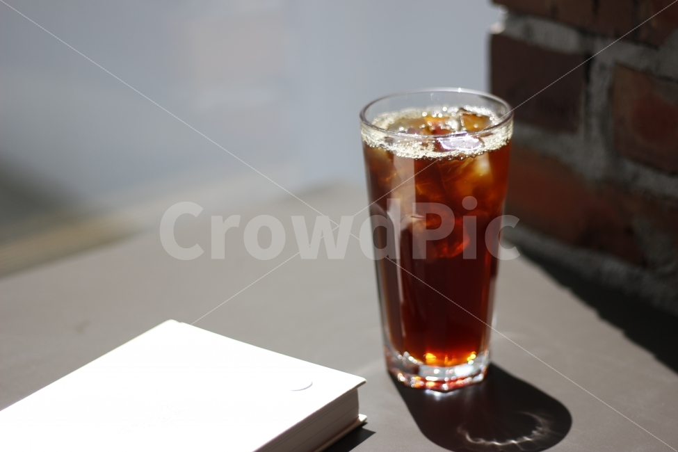 창가,햇살,창문,빛,책,독서,도서,공부,coffee,cafe,dessert,food,beverage,커피,카페,드립커피,음료,아메리카노,바리스타,barista,커피,카페,coffee,cafe