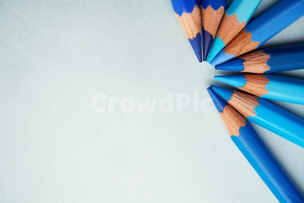 색연필,푸른,colorful,색깔,그라데이션,색채,다양한,파랑,남색,연필,art,pencil,graduation,미술,도구,뾰족한,colored,color,배경,empty,space,반달,반원,예술,art,사물,물건,오브젝트,thing,object,matter,학용품,문구류,사무용품,school supplies,stationery,office supplies