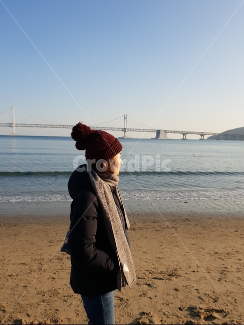 광안리,광안대교,바다,부산,파란하늘,해변,해수욕장,겨울바다,인물,겨울,겨울,계절,winter,season,해변,바다,beach,sea,사람,인물,인간,human,person,여성,여자,woman,female,lady